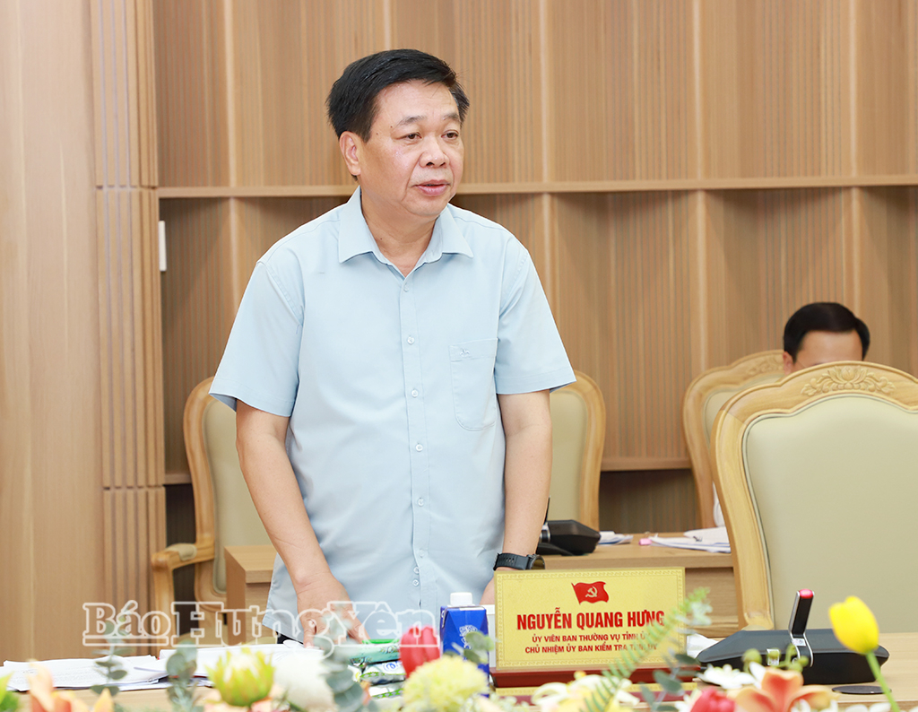Đồng chí Nguyễn Quang Hưng, Ủy viên Ban Thường vụ Tỉnh ủy, Chủ nhiệm Ủy ban Kiểm tra Tỉnh ủy phát biểu tại cuộc họp.