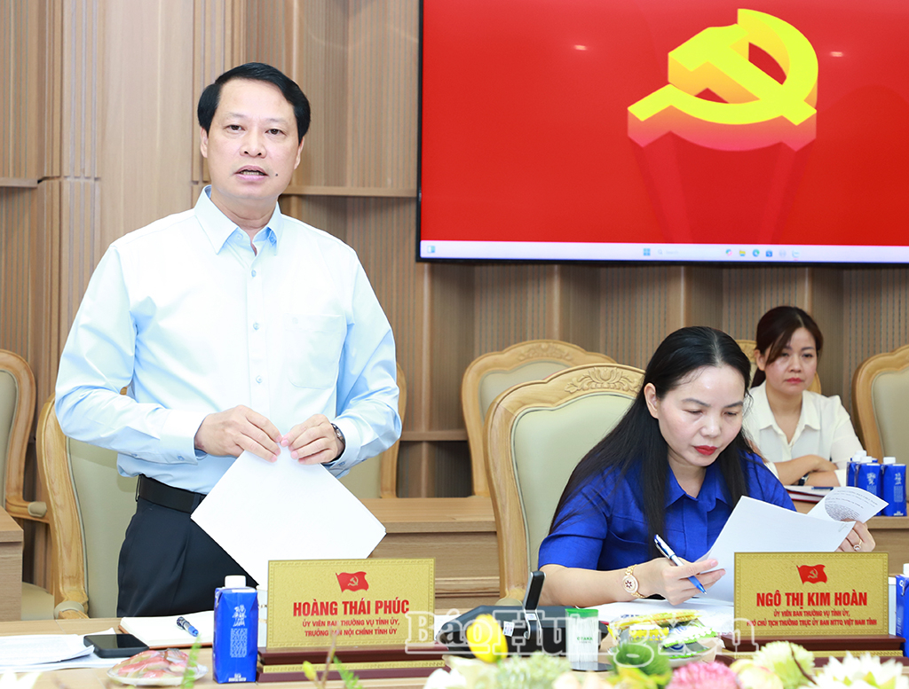 Đồng chí Hoàng Thái Phúc, Ủy viên Ban Thường vụ Tỉnh ủy, Trưởng ban Nội chính Tỉnh ủy phát biểu tại cuộc họp.