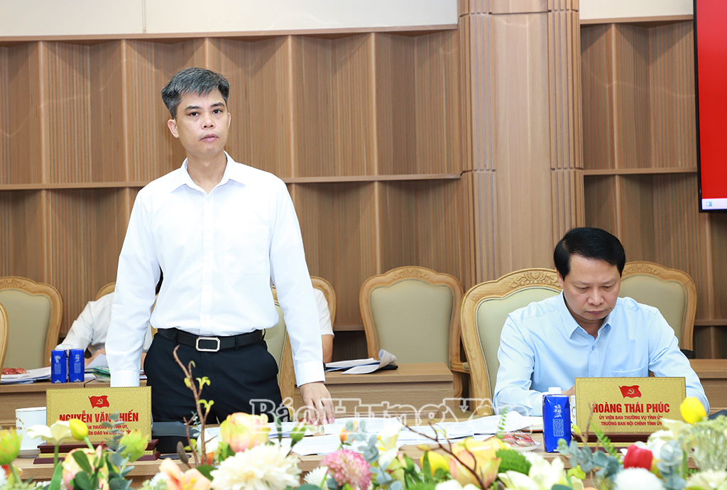 Đồng chí Nguyễn Văn Chiến, Ủy viên Ban Thường vụ Tỉnh ủy, Trưởng ban Tuyên giáo và Dân vận Tỉnh ủy phát biểu tại cuộc họp.