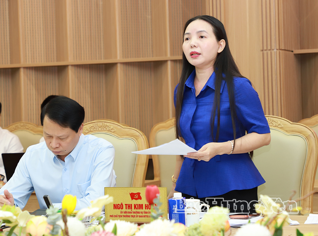 Đồng chí Ngô Thị Kim Hoàn, Ủy viên Ban Thường vụ Tỉnh ủy, Phó Chủ tịch Thường trực Ủy ban MTTQ Việt Nam tỉnh phát biểu tại cuộc họp.