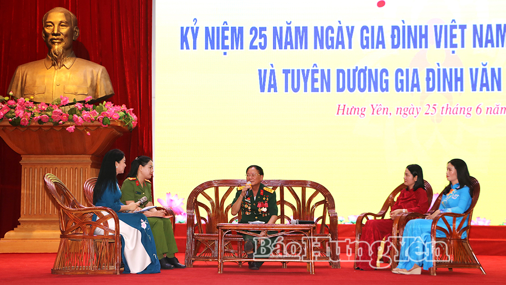 Các đại biểu tham gia tọa đàm, chia sẻ kinh nghiệm xây dựng gia đình hạnh phúc.