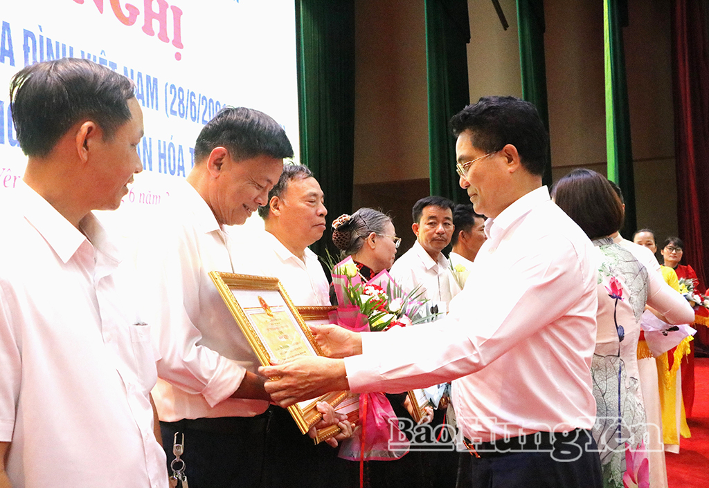 Đồng chí Lê Quang Hòa, Ủy viên Ban Thường vụ Tỉnh ủy, Phó Chủ tịch UBND tỉnh trao Bằng khen của Chủ tịch UBND tỉnh cho các tập thể, gia đình văn hóa tiêu biểu.