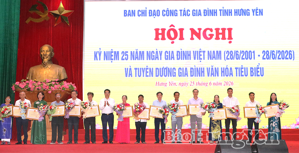 Đồng chí Lê Quang Hòa, Ủy viên Ban Thường vụ Tỉnh ủy, Phó Chủ tịch UBND tỉnh trao Bằng khen của Chủ tịch UBND tỉnh cho các tập thể, gia đình văn hóa tiêu biểu.