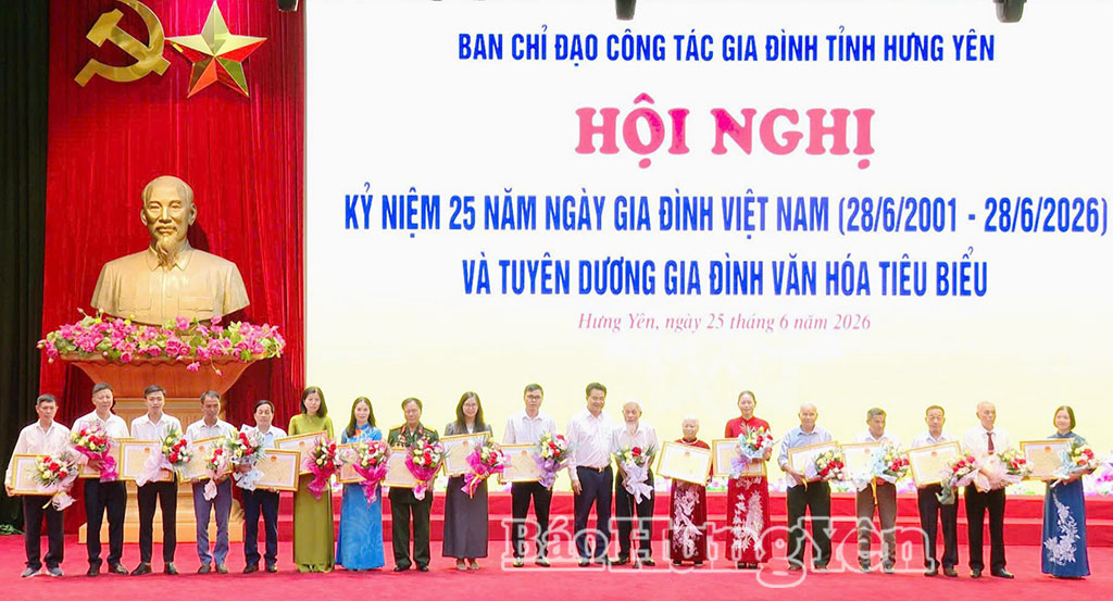 Đồng chí Lê Quang Hòa, Ủy viên Ban Thường vụ Tỉnh ủy, Phó Chủ tịch UBND tỉnh trao Bằng khen của Chủ tịch UBND tỉnh cho các tập thể, gia đình văn hóa tiêu biểu.