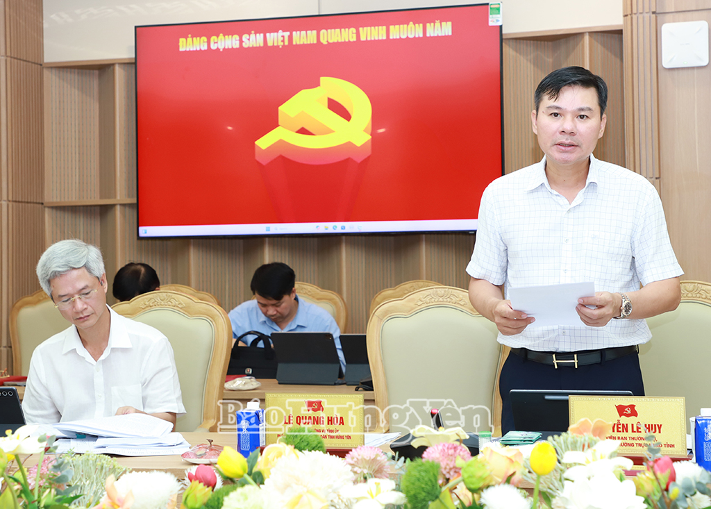Đồng chí Nguyên Lê Huy, Ủy viên Ban Thường vụ Tỉnh ủy, Phó Chủ tịch Thường trực UBND tỉnh phát biểu tại cuộc họp.