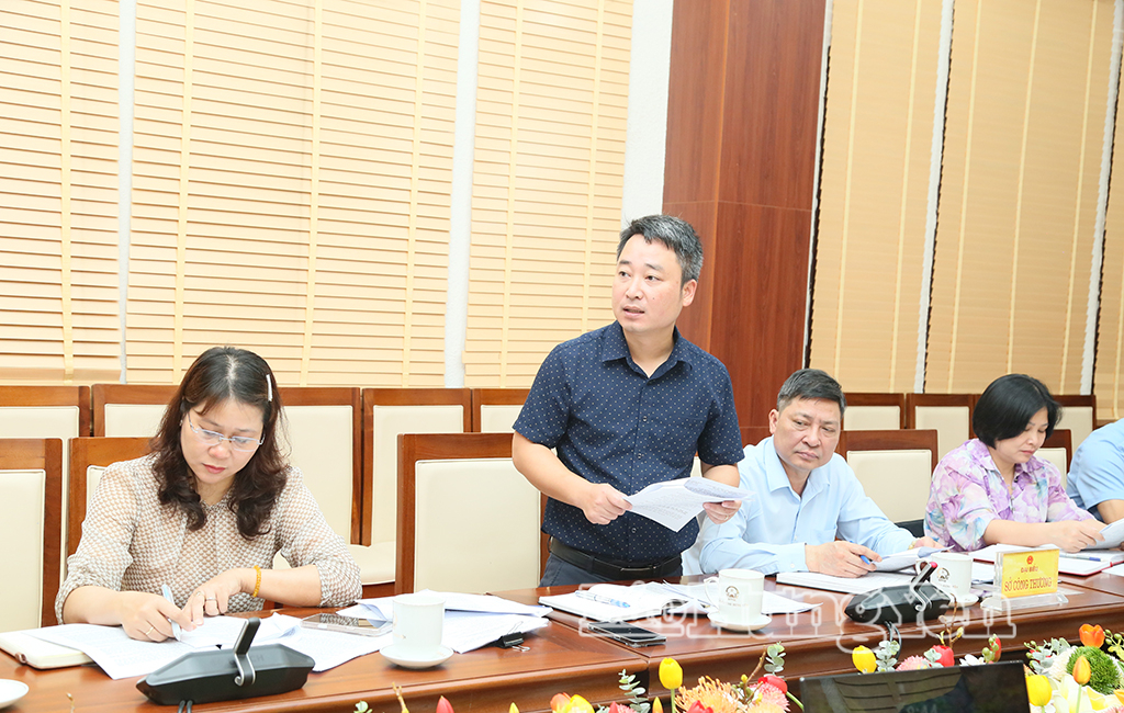 Lãnh đạo Chi cục Trồng trọt và Bảo vệ thực vật phát biểu tại cuộc họp.