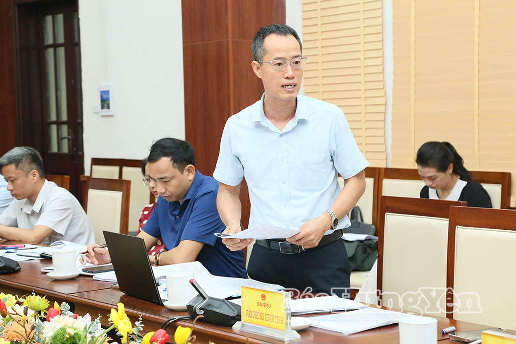Đại biểu thảo luận tại cuộc họp.