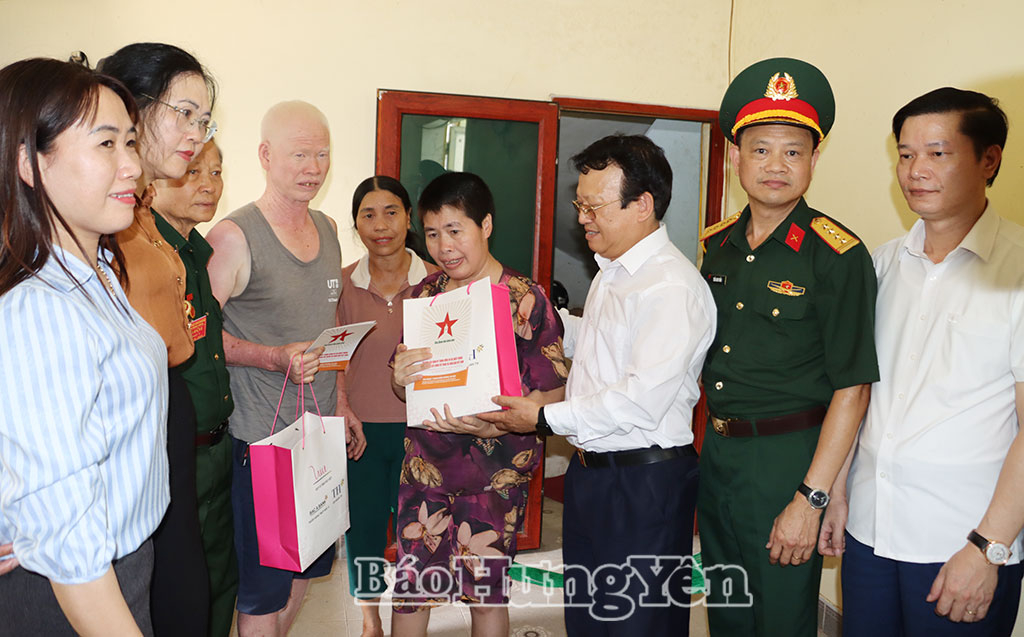 C&aacute;c đồng ch&iacute; l&atilde;nh đạo c&ugrave;ng c&aacute;c nh&agrave; t&agrave;i trợ trao qu&agrave; cho th&acirc;n nh&acirc;n gia đ&igrave;nh liệt sĩ Nguyễn Văn Thuận (th&ocirc;n Hồng Phong) c&oacute; 2 con bị nhiễm chất độc da cam.