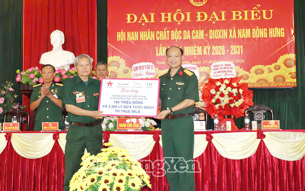 Ph&oacute; Tổng bi&ecirc;n tập B&aacute;o Qu&acirc;n đội Nh&acirc;n d&acirc;n trao kinh ph&iacute; v&agrave; sữa của c&aacute;c nh&agrave; t&agrave;i trợ cho Hội Nạn nh&acirc;n chất độc da cam/Dioxin x&atilde; Nam Đ&ocirc;ng Hưng.