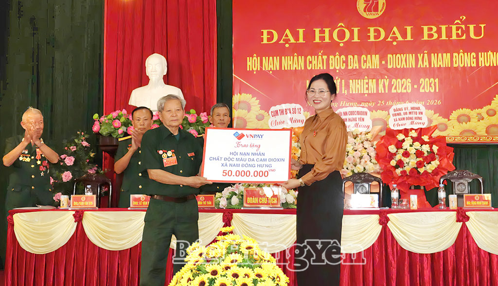 B&agrave; L&ecirc; Thị Th&uacute;y Sen, Ủy vi&ecirc;n chuy&ecirc;n tr&aacute;ch Ủy ban D&acirc;n nguyện v&agrave; Gi&aacute;m s&aacute;t của Quốc hội trao kinh ph&iacute; hỗ trợ của C&ocirc;ng ty Cổ phần Giải ph&aacute;p thanh to&aacute;n Việt Nam cho Hội Nạn nh&acirc;n chất độc da cam/Dioxin x&atilde; Nam Đ&ocirc;ng Hưng.