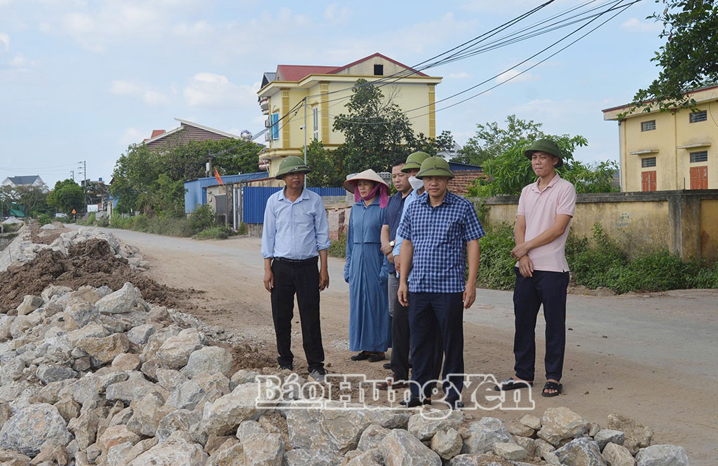 Lãnh đạo xã Hưng Hà kiểm tra một số dự án trọng điểm trên địa bàn.