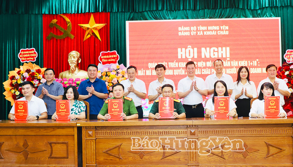 Các đại biểu chứng kiến cán bộ, công chức xã ký cam kết thực hiện mô hình 