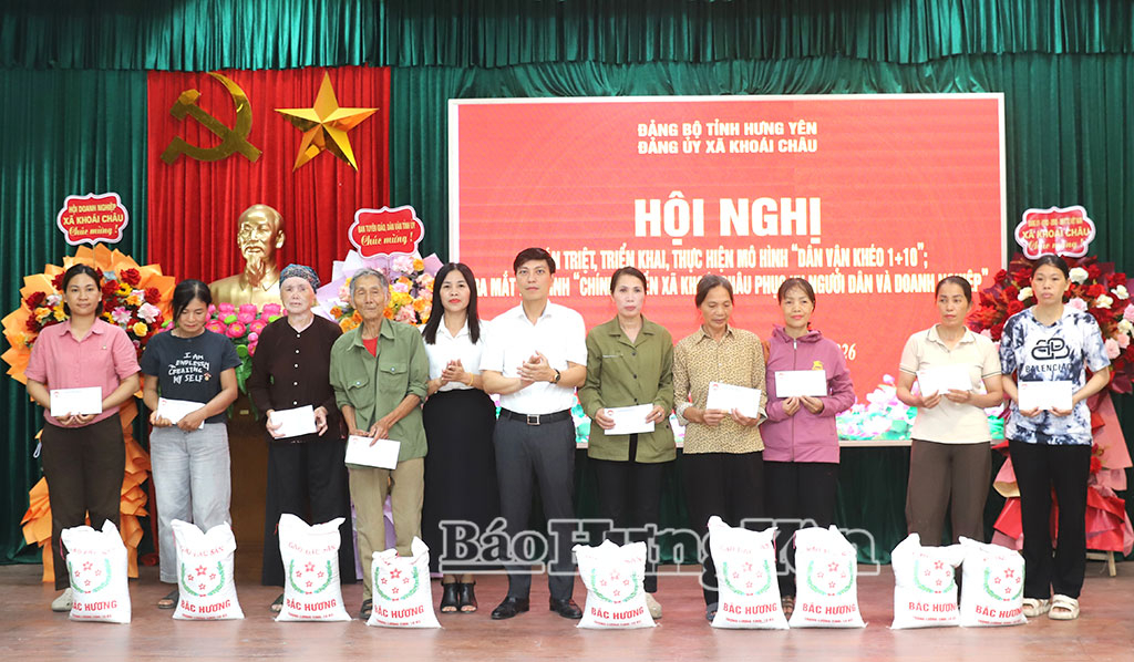 Lãnh đạo xã Khoái Châu trao quà tặng các hộ nghèo, hộ có hoàn cảnh khó khăn.