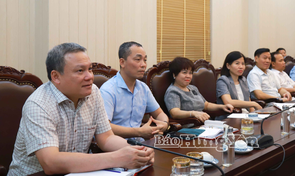 Lãnh đạo Báo và Phát thanh, Truyền hình Hưng Yên dự tọa đàm.