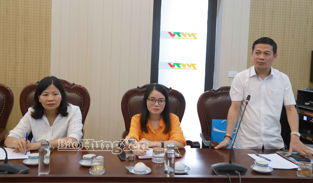 Đồng chí Nguyễn Tri Thức, Giám đốc Trung tâm Chuyên đề và Truyền thông - Phát hành (Tạp chí Cộng sản) trao đổi, thảo luận tại buổi tọa đàm.
