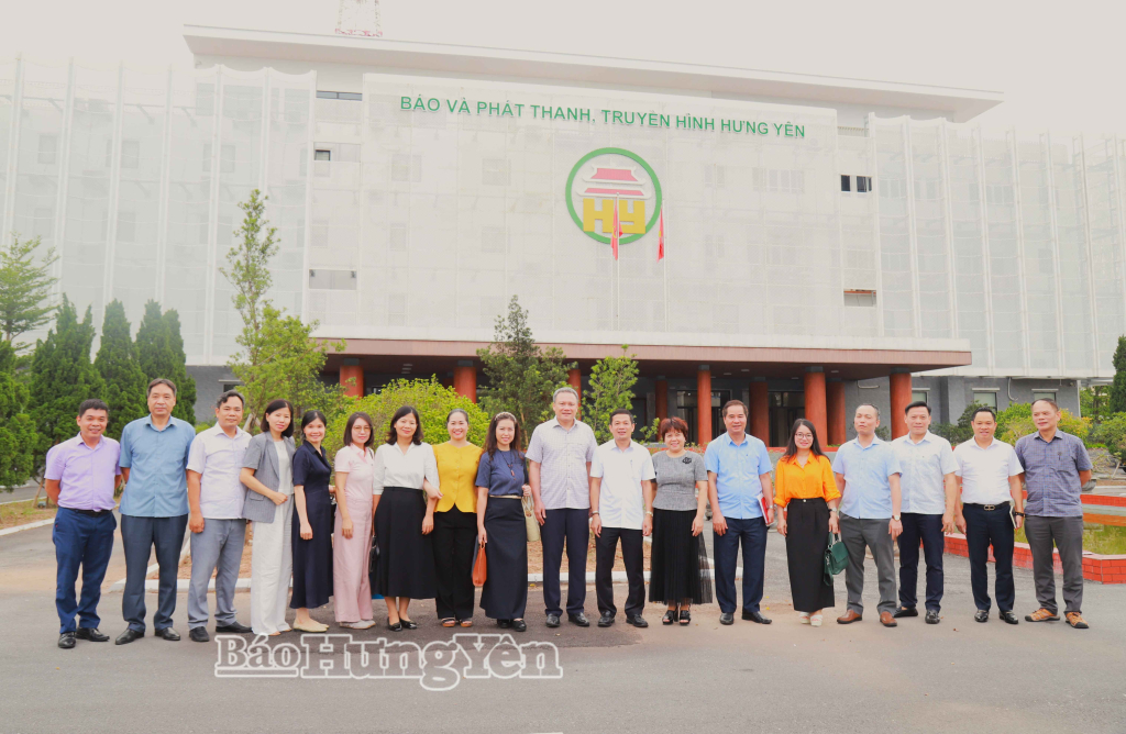 Các đại biểu chụp ảnh lưu niệm.