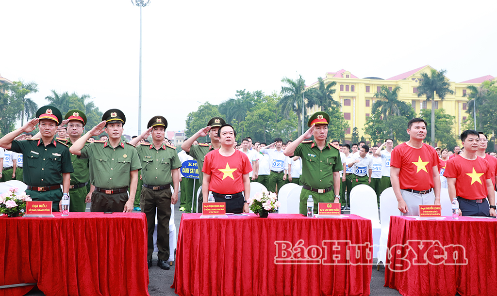 Đồng chí Phạm Quang Ngọc, Ủy viên Ban Chấp hành Trung ương Đảng, Bí thư Tỉnh ủy và các đại biểu thực hiện nghi thức chào cờ.
