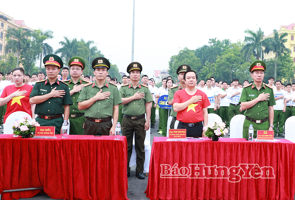 Đồng chí Phạm Quang Ngọc, Ủy viên Ban Chấp hành Trung ương Đảng, Bí thư Tỉnh ủy và các đại biểu thực hiện nghi thức tưởng niệm cán bộ, chiến sĩ thuộc các lực lượng chức năng và Nhân dân đã ngã xuống trên mặt trận phòng, chống ma túy và nạn nhân của tội phạm ma túy tại lễ mít tinh.