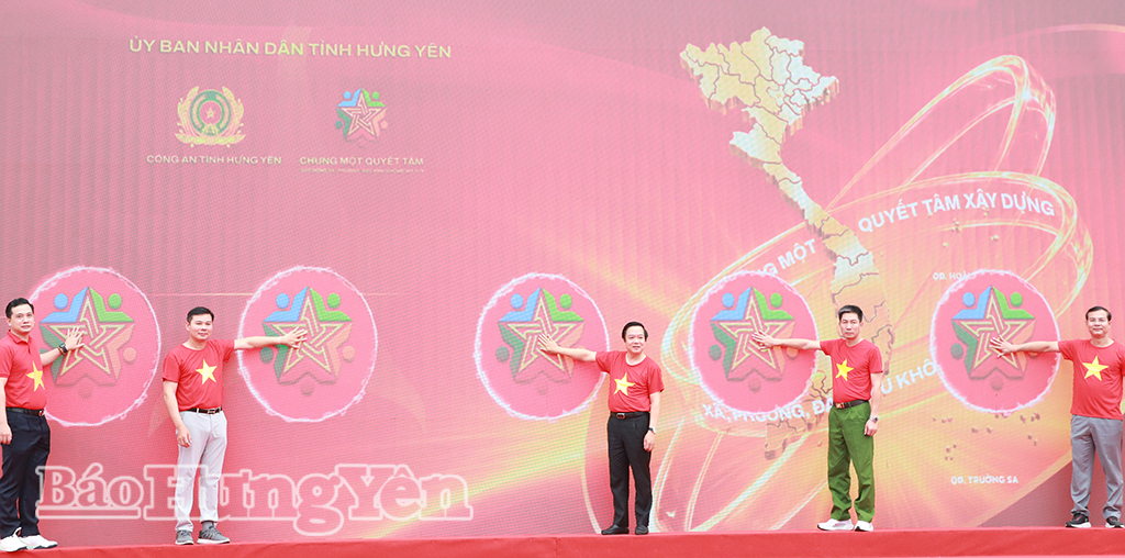 Các đồng chí: Phạm Quang Ngọc, Ủy viên Ban Chấp hành Trung ương Đảng, Bí thư Tỉnh ủy; Nguyễn Lê Huy, Ủy viên Ban Thường vụ Tỉnh ủy, Phó Chủ tịch Thường trực UBND tỉnh và các đại biểu thực hiện nghi thức chung tay hưởng ứng tháng hành động phòng, chống ma túy năm 2026.