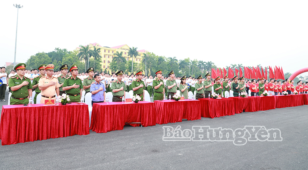 Các đại biểu thực hiện nghi thức tưởng niệm cán bộ, chiến sĩ thuộc các lực lượng chức năng và Nhân dân đã ngã xuống trên mặt trận phòng, chống ma túy và nạn nhân của tội phạm ma túy tại lễ mít tinh.