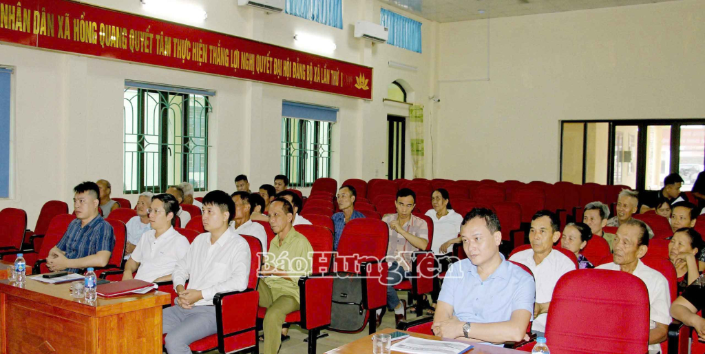Các đại biểu và người dân dự hội nghị.