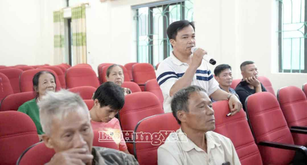 Người dân phát biểu ý kiến tại hội nghị.