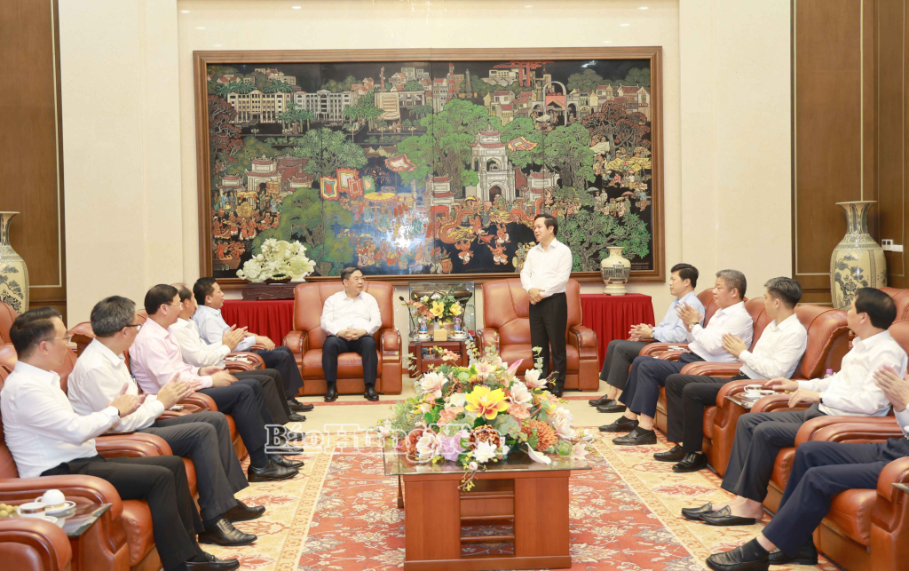 Các đại biểu dự buổi làm việc.