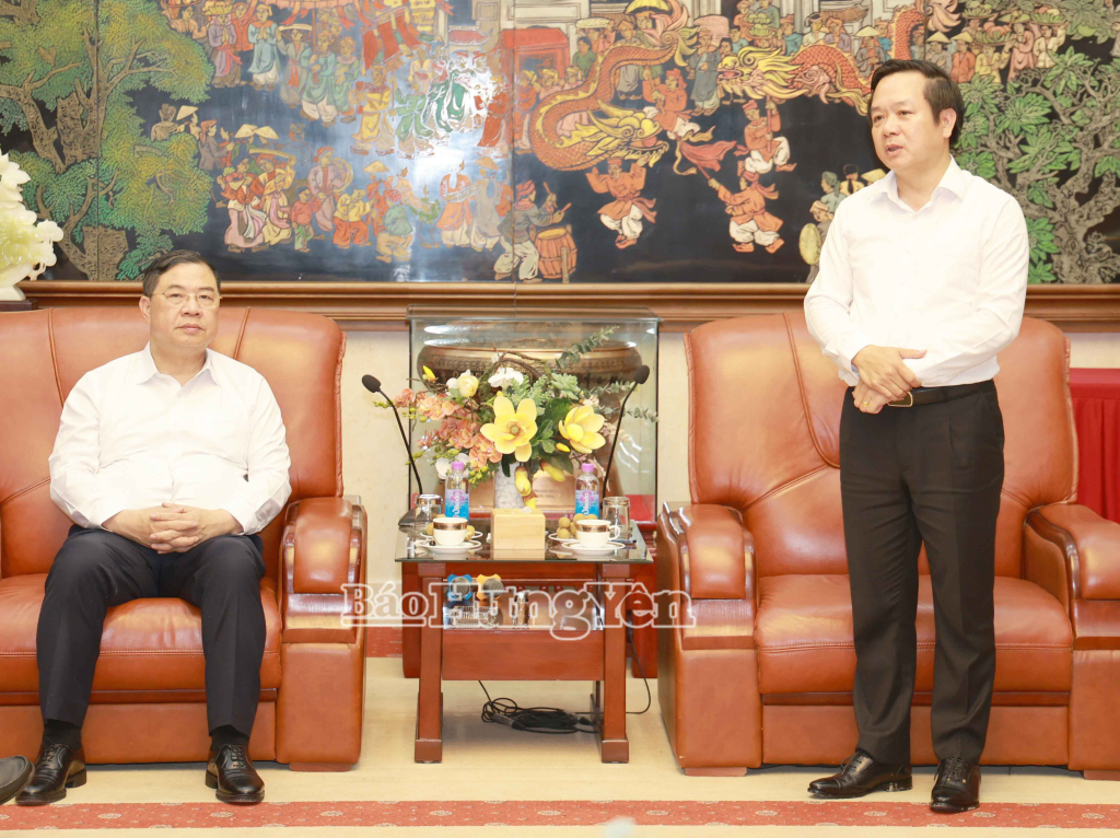 Đồng chí Phạm Quang Ngọc, Ủy viên Ban Chấp hành Trung ương Đảng, Bí thư Tỉnh ủy báo cáo với đồng chí Phạm Gia Túc, Ủy viên Bộ Chính trị, Phó Thủ tướng Thường trực Chính phủ và Đoàn công tác về những kết quả nổi bật mà tỉnh Hưng Yên đạt được trong thời gian qua.