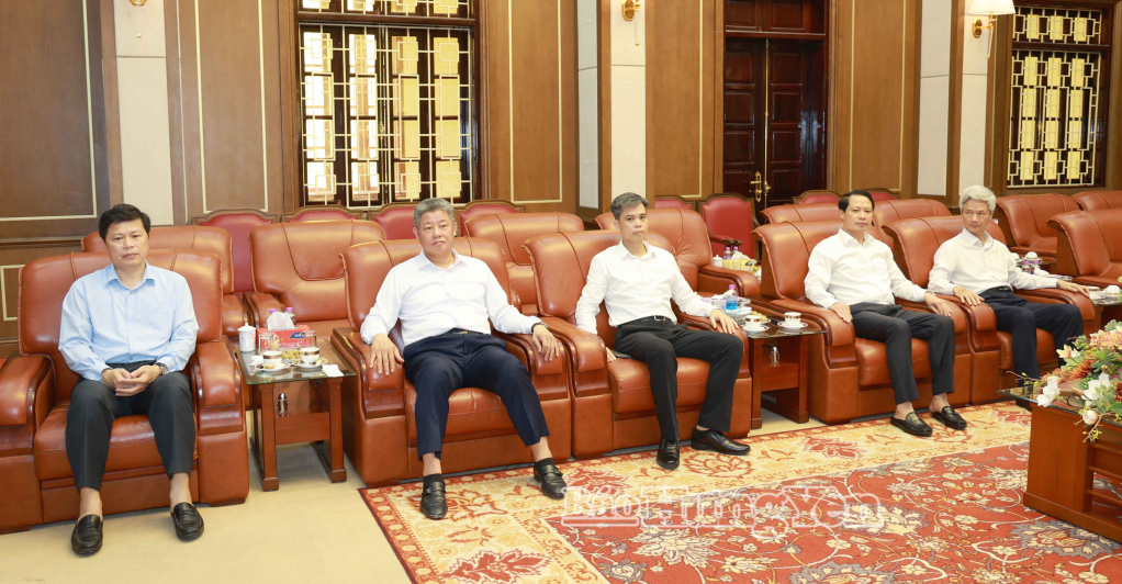 Các đồng chí: Trần Quốc Toản, Phó Bí thư Thường trực Tỉnh ủy, Chủ tịch Ủy ban MTTQ Việt Nam tỉnh; Nguyễn Mạnh Quyền, Phó Bí thư Tỉnh ủy, Chủ tịch UBND tỉnh cùng các đồng chí Ủy viên Ban Thường vụ Tỉnh ủy dự buổi làm việc.