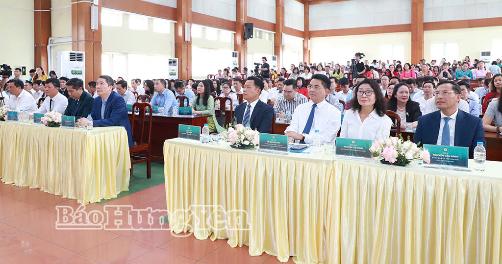 Các đại biểu dự buổi lễ.