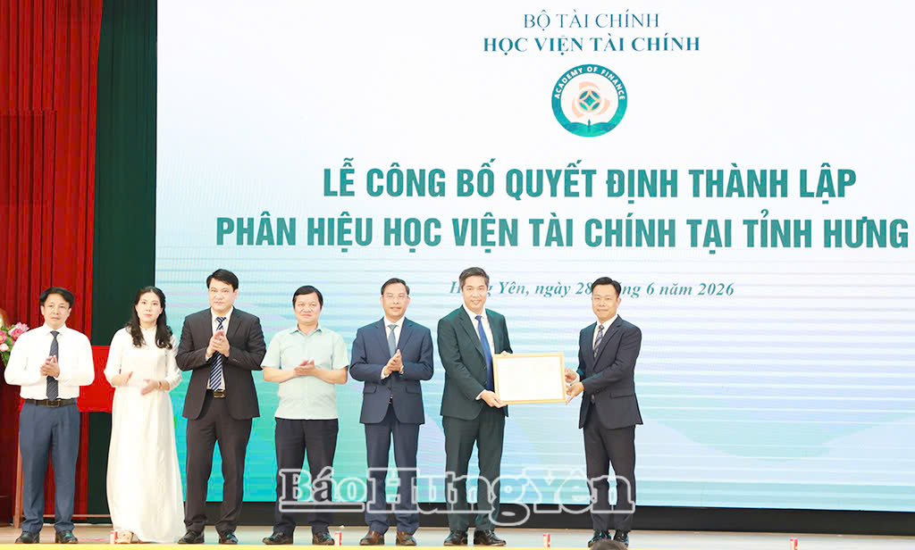 Đồng chí Lê Quân, Thứ trưởng Bộ Giáo dục và Đào tạo trao Quyết định của Thủ tướng Chính phủ về việc thành lập Phân hiệu Học viện Tài chính tại tỉnh Hưng Yên.