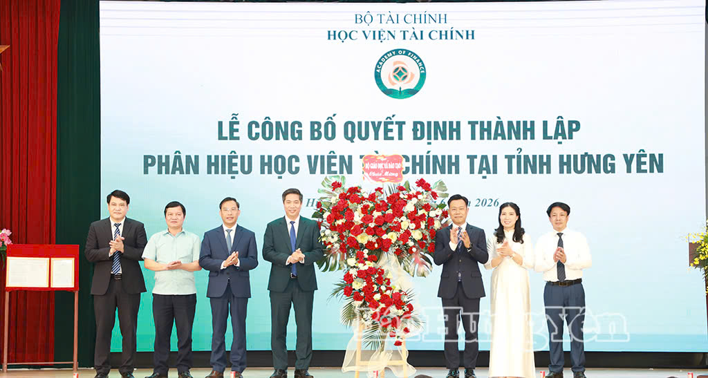 Đồng chí Lê Quân, Thứ trưởng Bộ Giáo dục và Đào tạo tặng hoa chúc mừng tại buổi lễ.