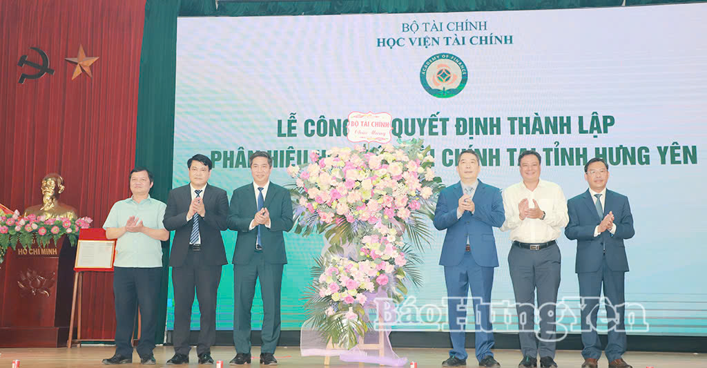 Đồng chí Cao Anh Tuấn, Thứ trưởng Bộ Tài chính tặng hoa chúc mừng tại buổi lễ.