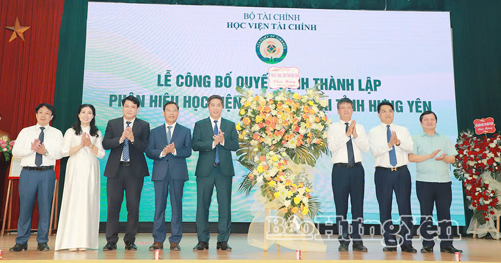 Các đồng chí lãnh đạo tỉnh Hưng Yên tặng hoa chúc mừng tại buổi lễ.