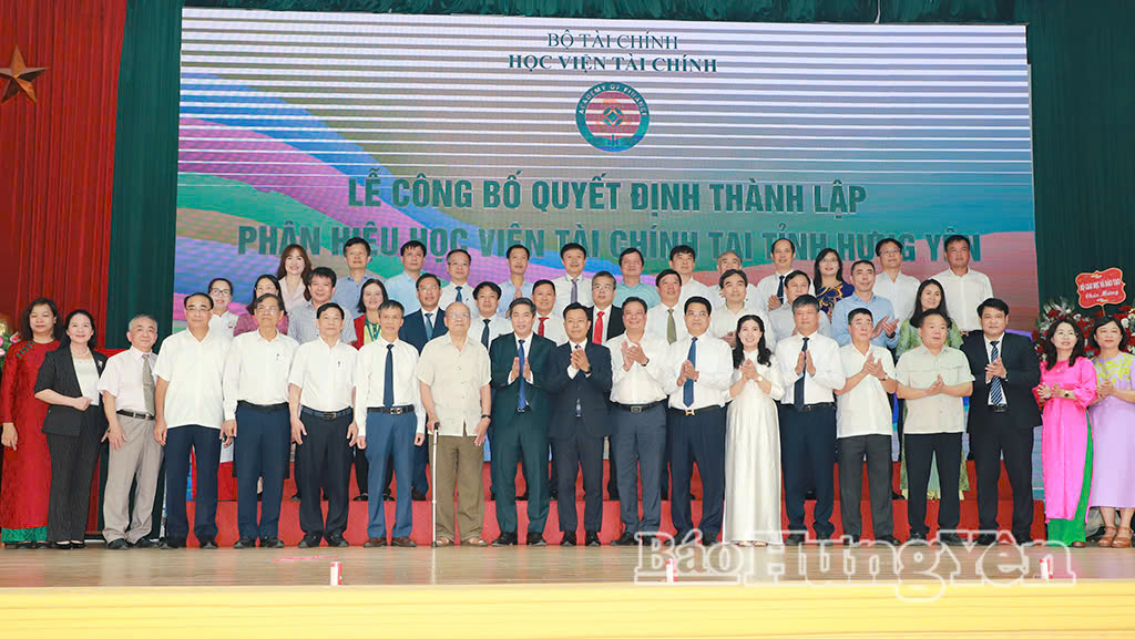 Các đồng chí: Lê Quân, Thứ trưởng Bộ Giáo dục và Đào tạo; Cao Anh Tuấn, Thứ trưởng Bộ Tài chính cùng các đồng chí lãnh đạo tỉnh và các đại biểu chụp ảnh lưu niệm.