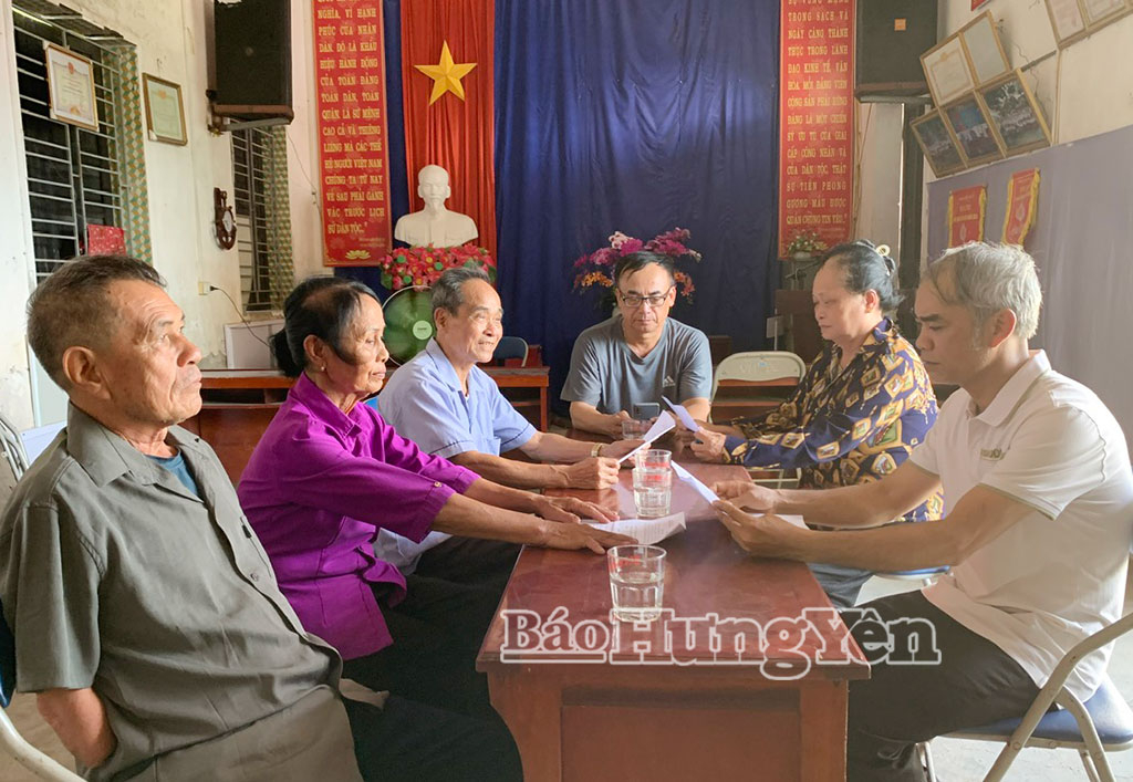 Người dân xã Quang Hưng tích cực tham gia góp ý vào kế hoạch sắp xếp, tổ chức lại thôn trên địa bàn xã.