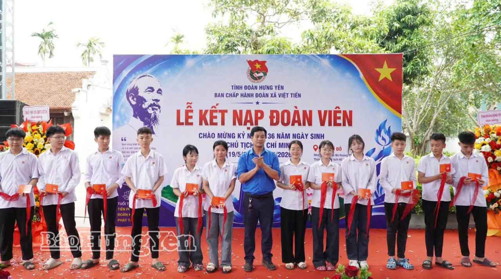 Đoàn xã Việt Tiến tổ chức kết nạp đoàn viên mới tại khuôn viên Nhà tưởng niệm bà Hoàng Thị Loan.