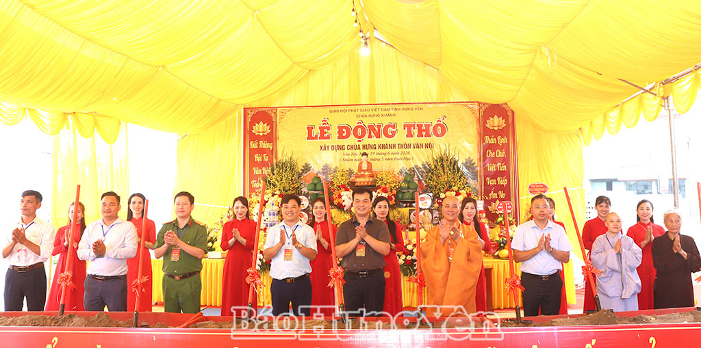Các đại biểu thực hiện nghi thức động thổ xây dựng chùa Hưng Khánh.
