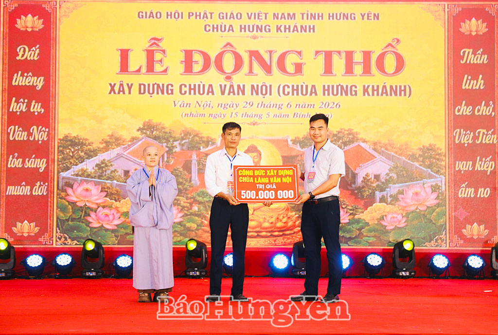 Đại diện nhà tài trợ trao kinh phí xây dựng chùa Hưng Khánh.