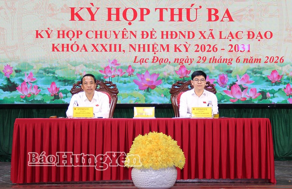 Chủ tọa điều hành kỳ họp. Ảnh: Thu Yến 
