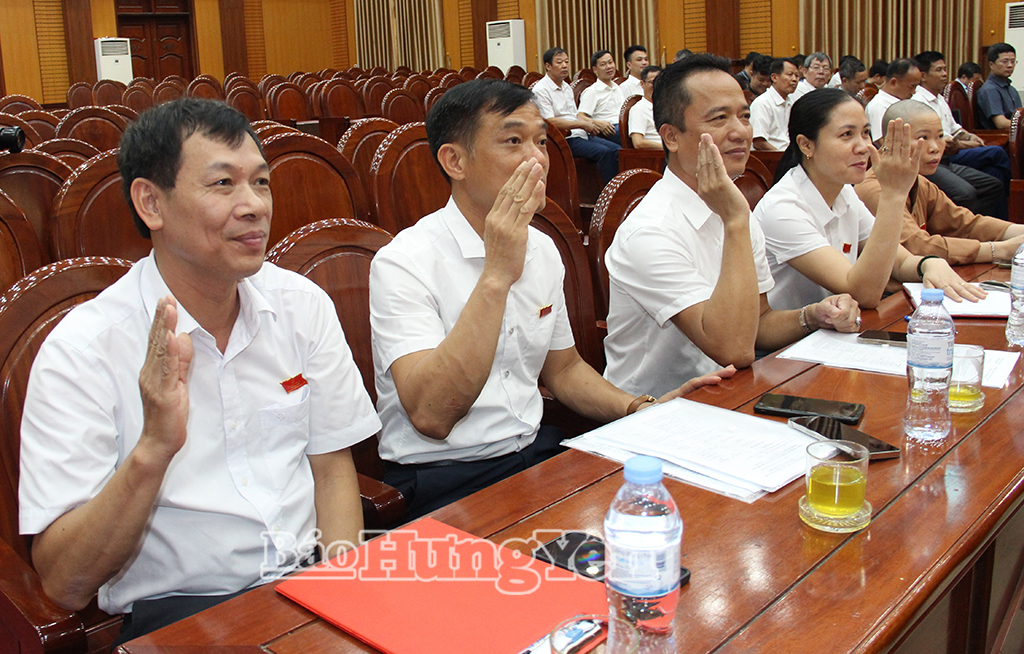 Các đại biểu biểu quyết thông qua nghị quyết tại kỳ họp. Ảnh: Thu Yến 