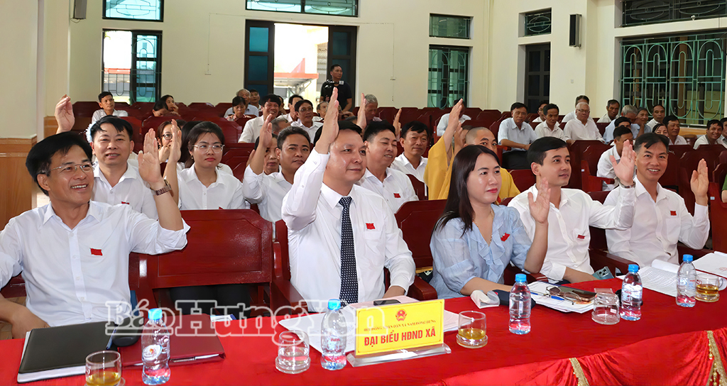 Các đại biểu biểu quyết thông qua Nghị quyết về  sắp xếp, tổ chức lại các thôn trên địa bàn xã Nam Đông Hưng. Ảnh: Thu Hiền 