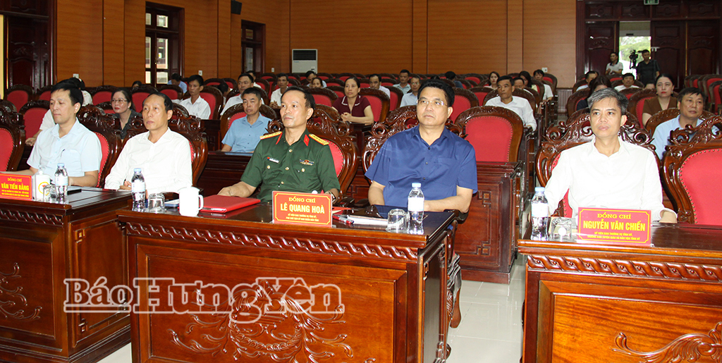 Các đồng chí Ủy viên Ban Thường vụ Tỉnh ủy: Nguyễn Văn Chiến, Trưởng ban Tuyên giáo và Dân vận Tỉnh ủy; Lê Quang Hòa, Phó Chủ tịch UBND tỉnh dự hội nghị tập huấn.