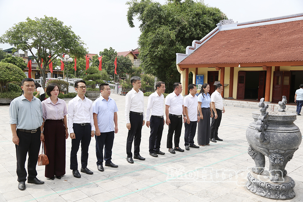 Các đại biểu dâng hương tưởng niệm Tổng Bí thư Nguyễn Văn Linh tại Khu lưu niệm Tổng Bí thư Nguyễn Văn Linh.