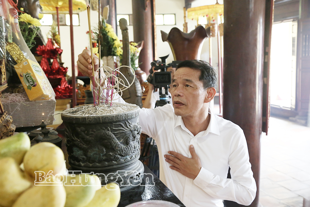 Đồng chí Vũ Thanh Mai, Phó Trưởng ban Tuyên giáo và Dân vận Trung ương dâng hương tưởng niệm Tổng Bí thư Nguyễn Văn Linh tại Khu lưu niệm Tổng Bí thư Nguyễn Văn Linh.