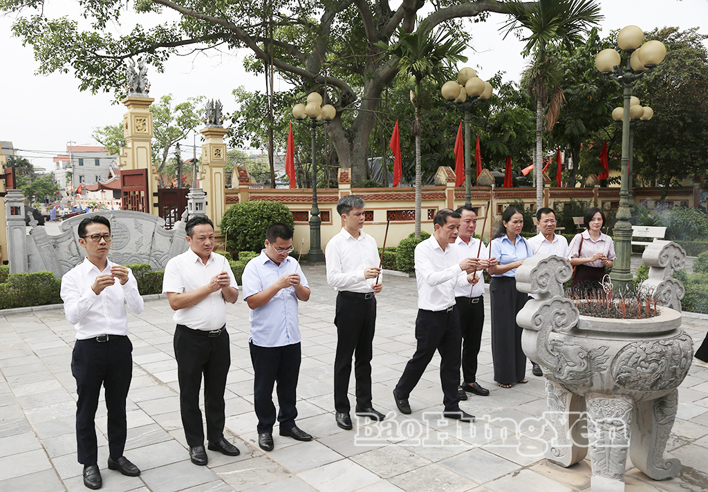 Các đại biểu dâng hương tại Nhà tưởng niệm Trung tướng Nguyễn Bình.