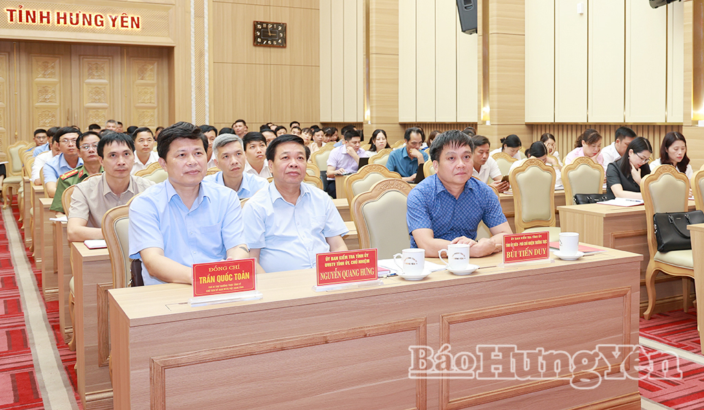 Đồng chí Trần Quốc Toản, Phó Bí thư Thường trực Tỉnh ủy, Chủ tịch Ủy ban MTTQ Việt Nam tỉnh và các đại biểu dự hội nghị tại điểm cầu tỉnh Hưng Yên.