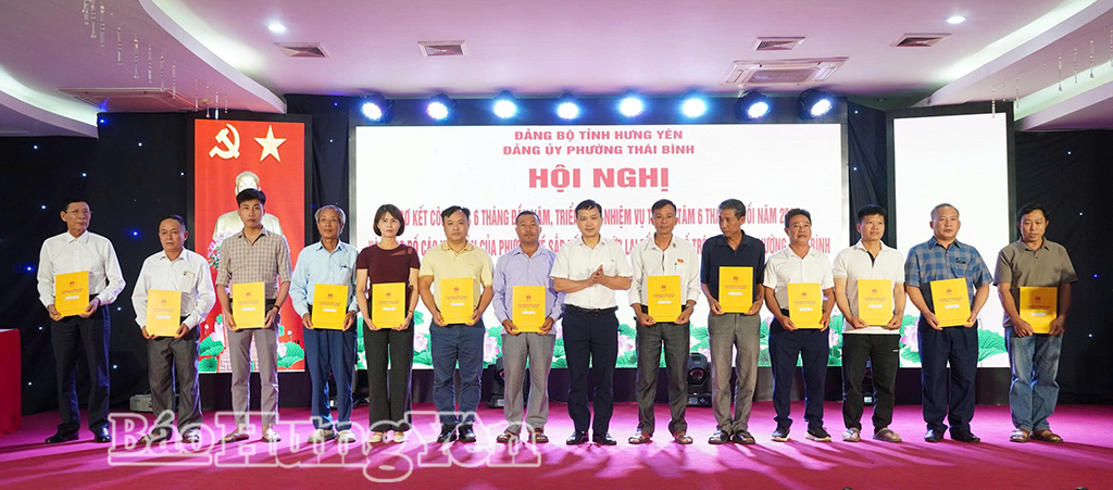 Lãnh đạo phường Thái Bình trao quyết định cho các tổ trưởng tổ dân phố lâm thời.