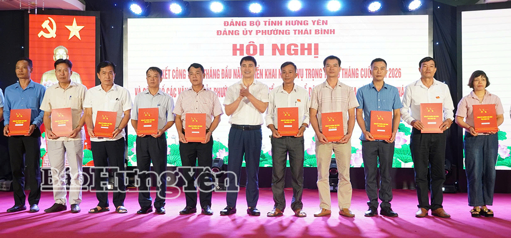 Lãnh đạo phường Thái Bình trao quyết định cho các bí thư chi bộ.