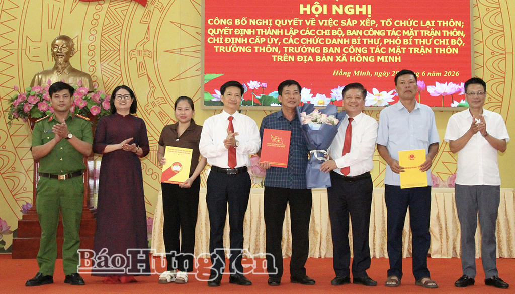 Các đồng chí lãnh đạo xã Hồng Minh trao quyết định thành lập các chi bộ mới; quyết định chỉ định chi ủy, bí thư, phó bí thư, trưởng thôn, trưởng ban công tác mặt trận thôn Minh Hòa